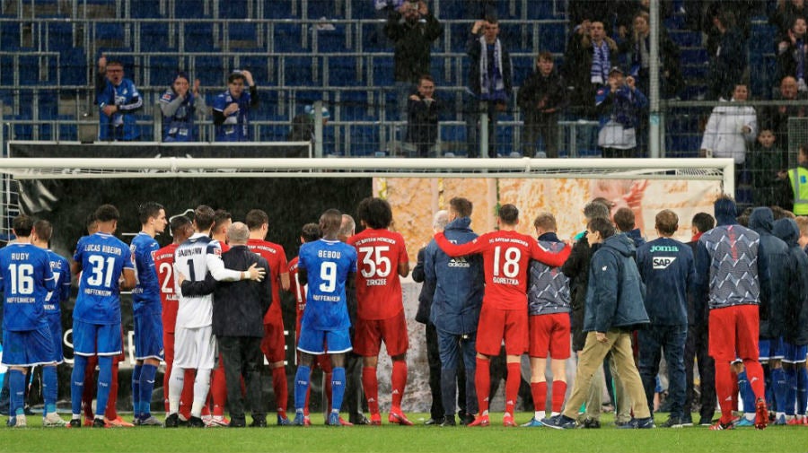 Jugadores del Bayern y Hoffenheim unidos tras el partido