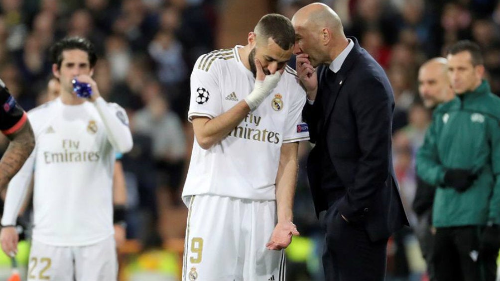 Zidane dialoga con Benzema