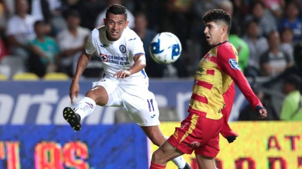 Elías Hernández dispara en el juego vs Morelia