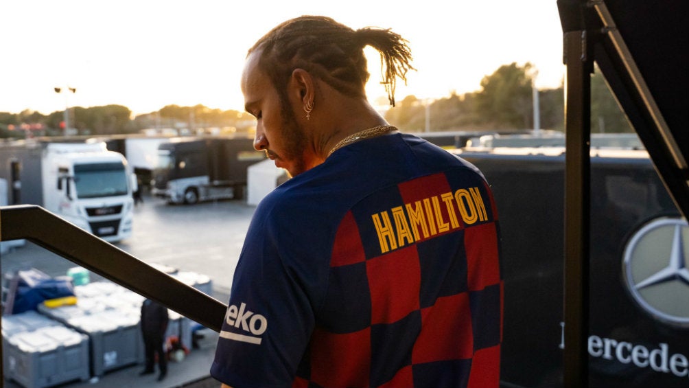 Hamilton con playera del Barcelona