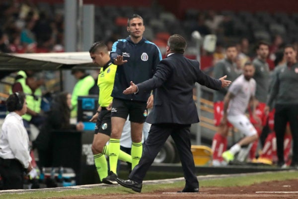 Miguel Herrera en reclamo ante Necaxa