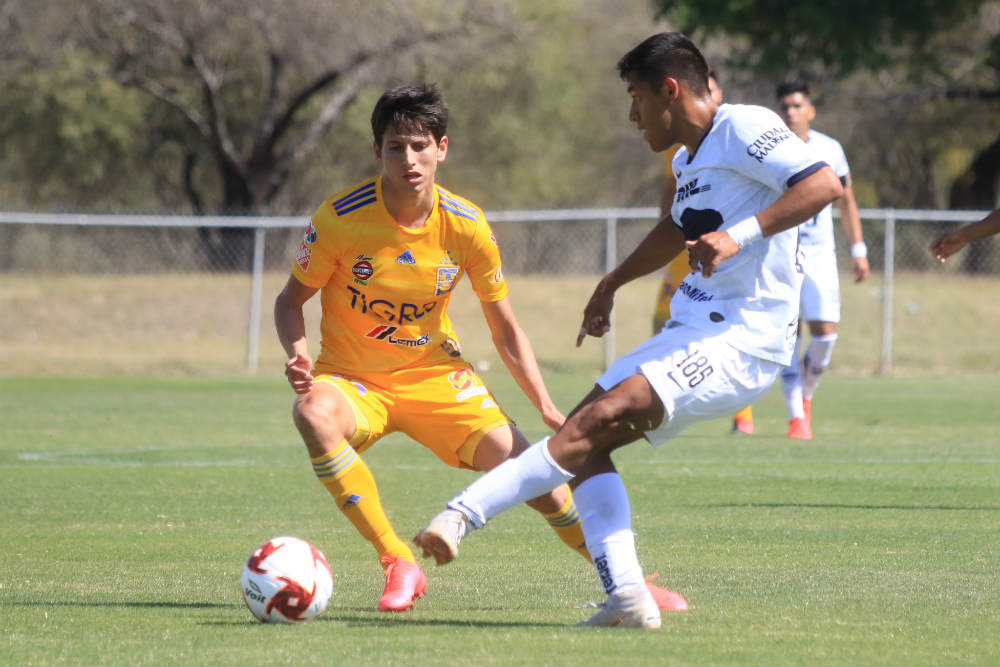 Damm busca el balón en juego contra Pumas