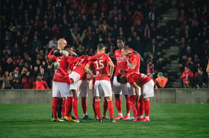 Jugadores del Nimes durante un partido