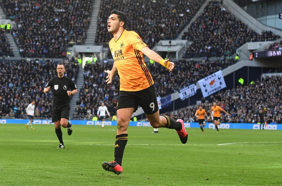 El mexicano celebra su gol con los Wolves