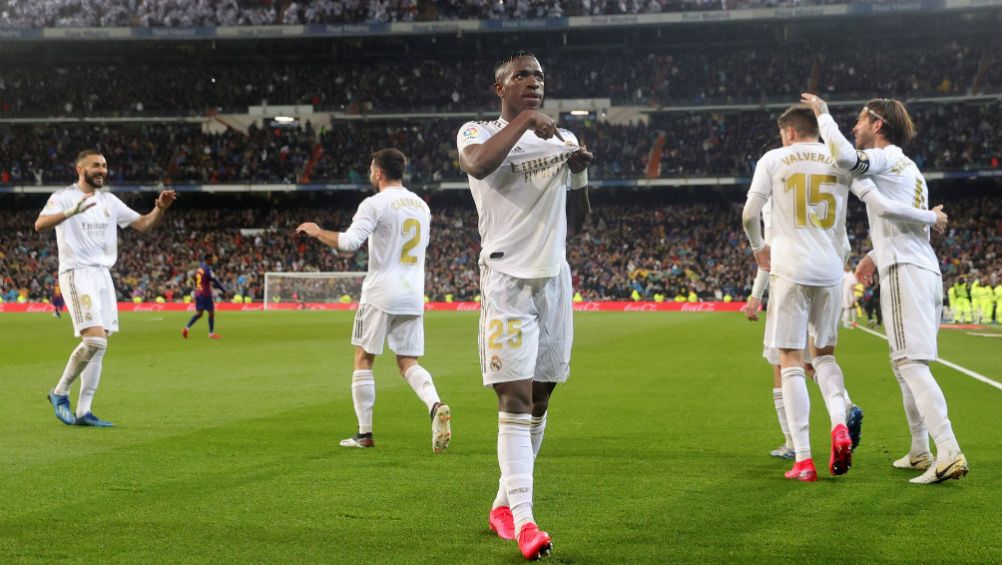 Vinícius Jr besando el escudo del Real Madrid