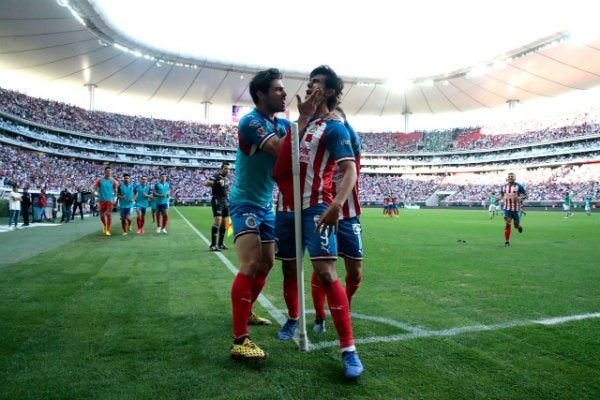 Acción en el Chivas vs León; Macías celebrando su gol