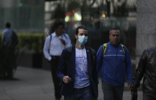 Un hombre usa cubrebocas en las calles de la CDMX