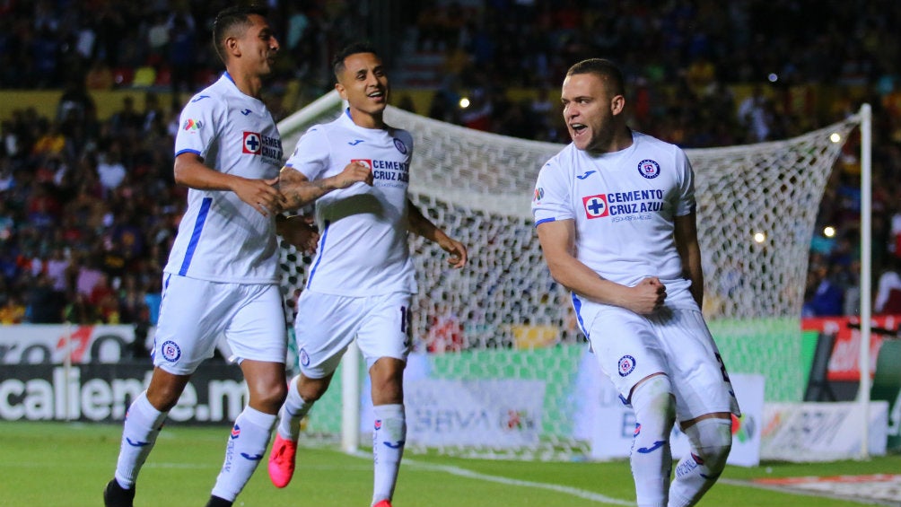 Cruz Azul celebrando gol