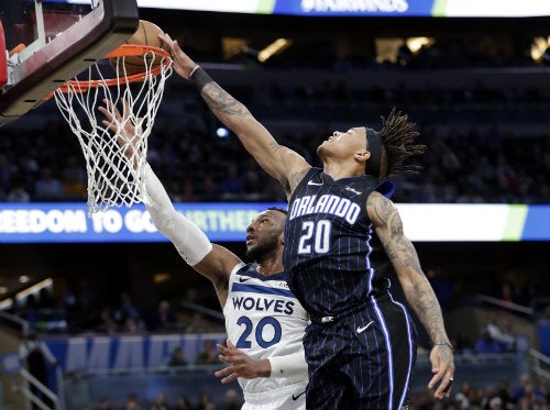 El escolta clava un balón en un partido ante Timberwolves