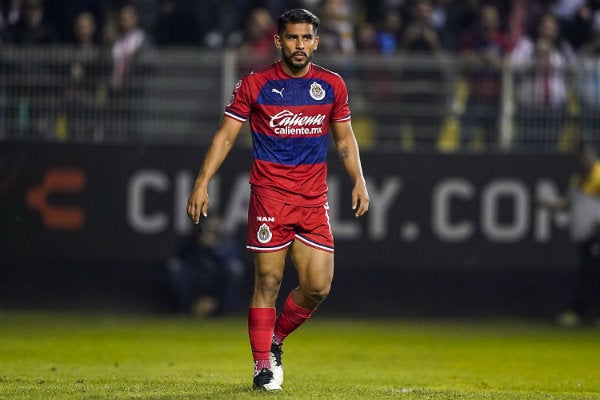 Miguel Ponce en acción con Chivas