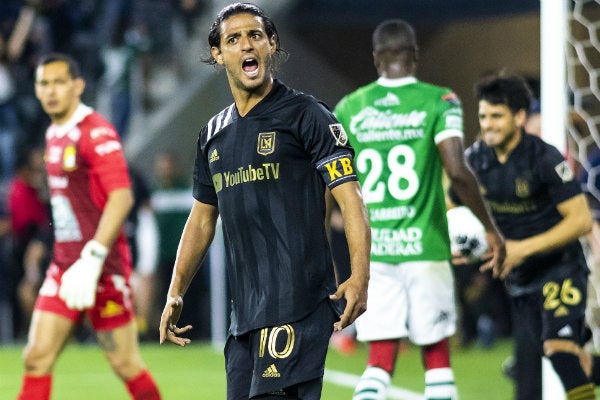 Carlos Vela celebrando su anotación ante León