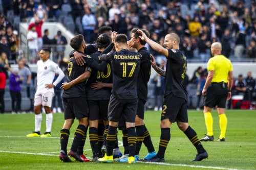 Jugadores del LAFC celebran el gol de su capitán