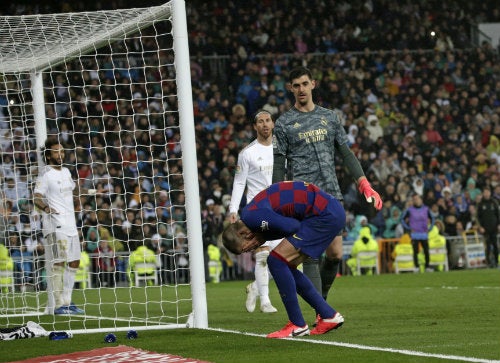 El zaguero se lamenta durante el partido ante el Real Madrid