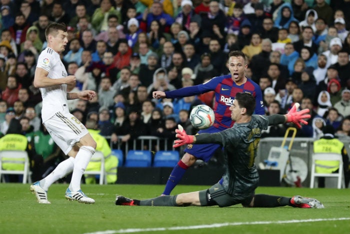 Courtois hace atajada en el Clásico