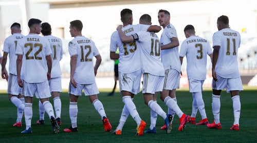 Jugadores del Real Madrid Castilla celebran un gol