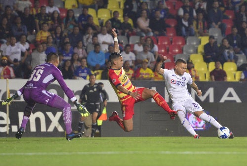 El chileno se barre durante el partido ante Cruz Azul