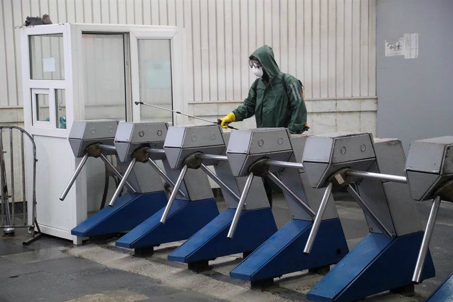 Persona limpiando unos torniquetes de metro en Georgia