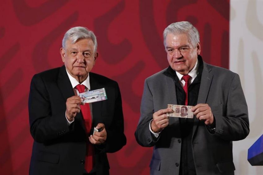 AMLO y Ernesto Prieto presumen el primer billete