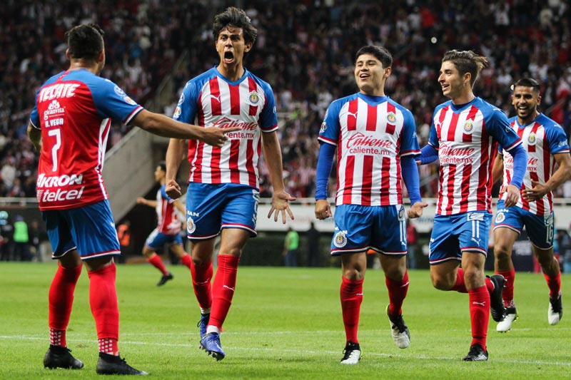 José Juan Macías celebra un gol con Chivas en el Clausura 2020