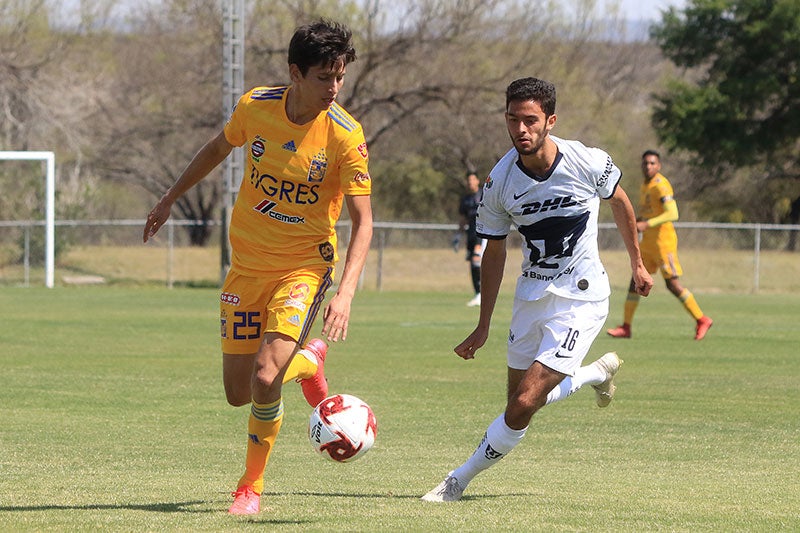 El jugador disputando un partido con la Sub 20