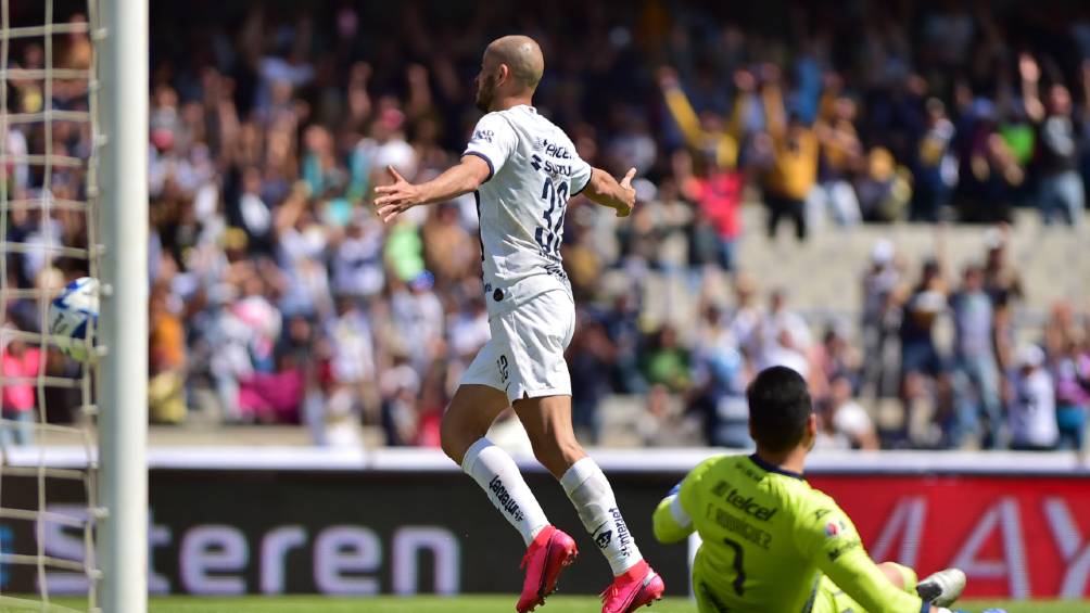 Carlos González celebra un gol ante San Luis 