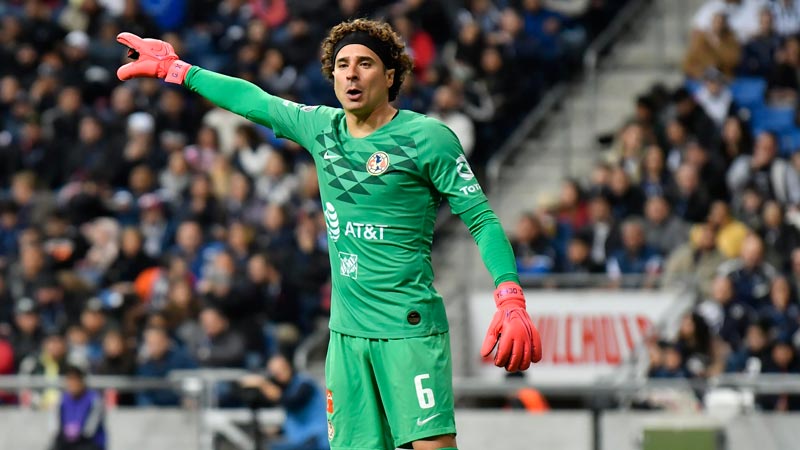 Memo Ochoa da indicaciones en un duelo del América 