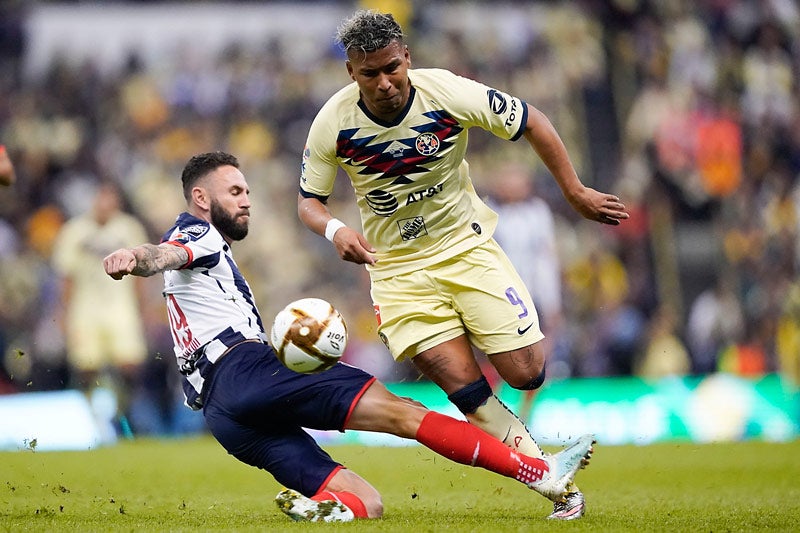 Roger Martínez disputa el balón con Miguel Layún en la última Final