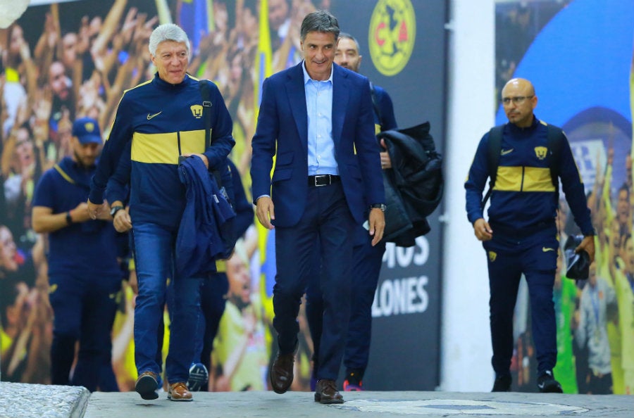 'Chucho' con Míchel en el Estadio Azteca