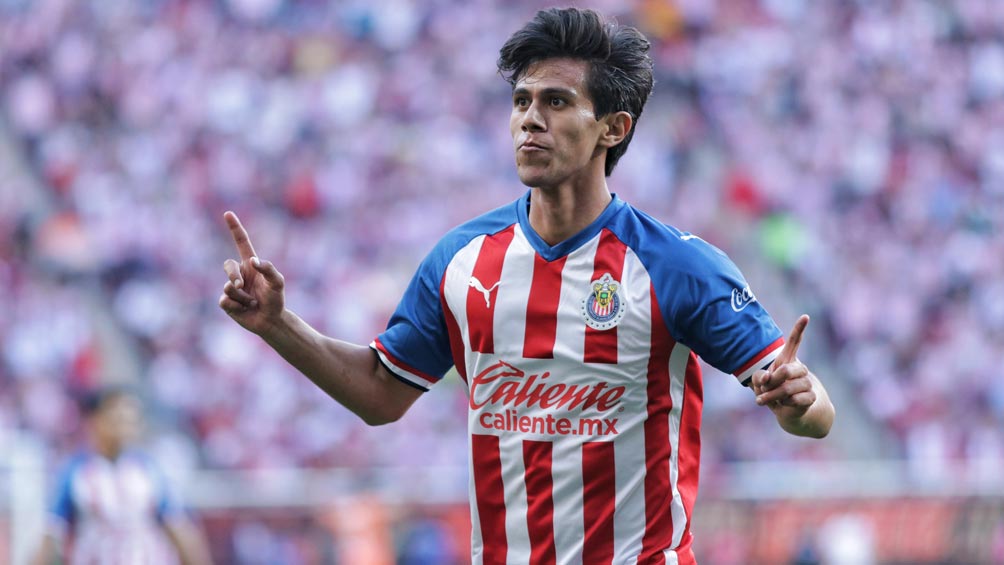 José Juan Macías celebra un gol con Chivas