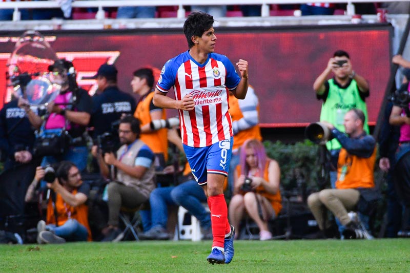 Macías durante un duelo con Chivas en el Akron 