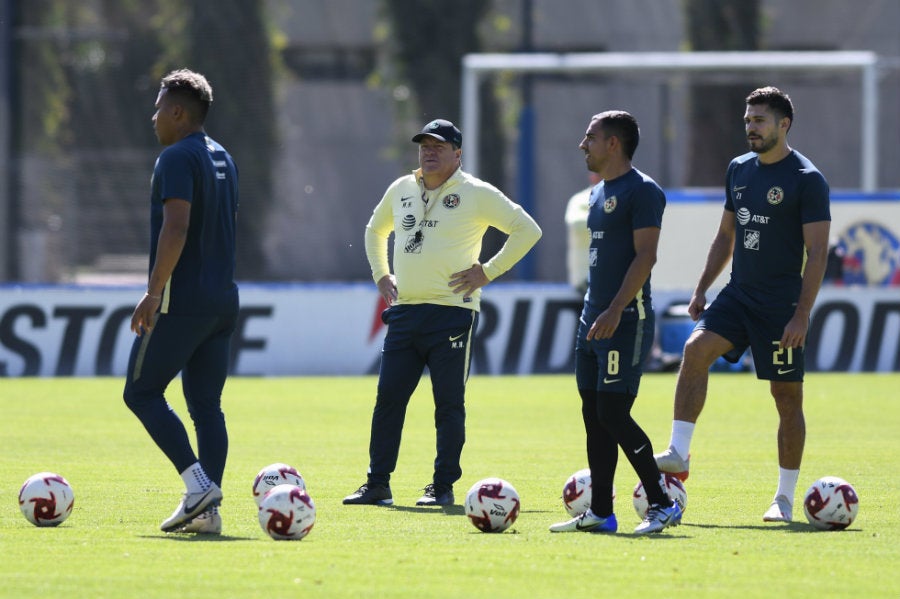 Miguel Herrera en el entrenamiento con Martínez