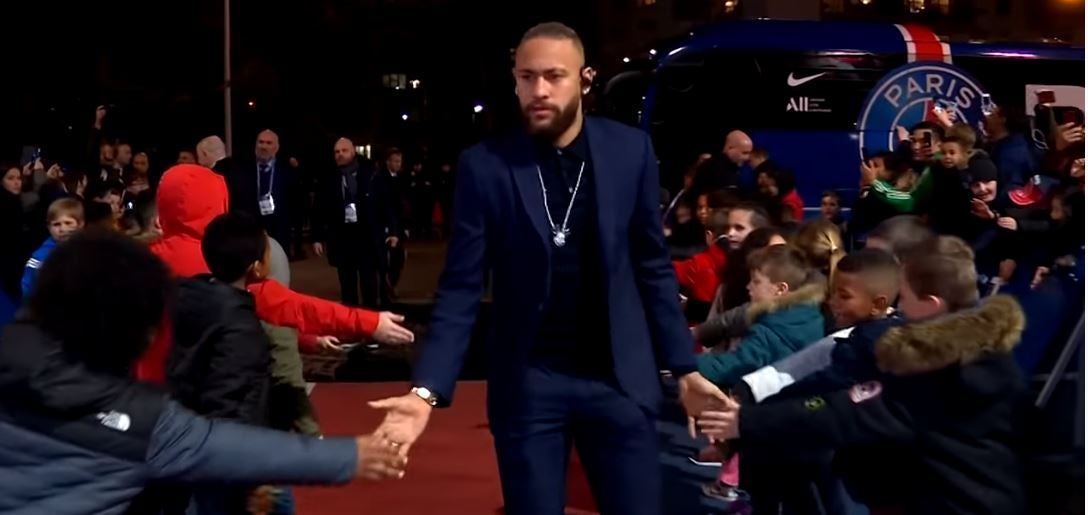 Neymar saluda a niños previo a un juego del PSG