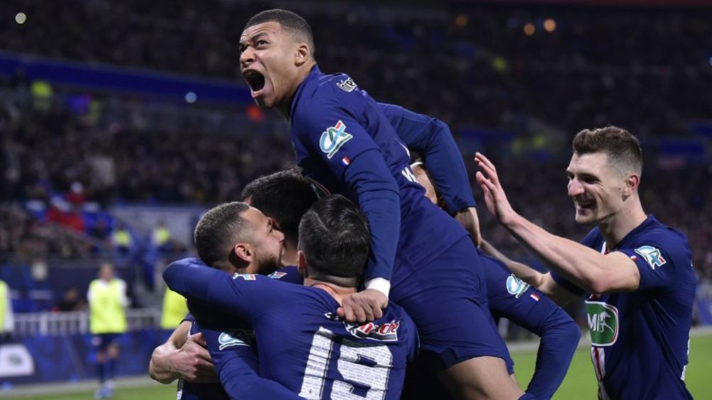 Mbappé festeja un gol del PSG con sus compañeros