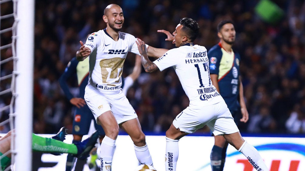 Jugadores de Pumas celebran un gol en la noche vs América