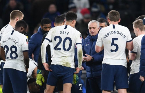 Mourinho le da instrucciones a los jugadores del Tottenham