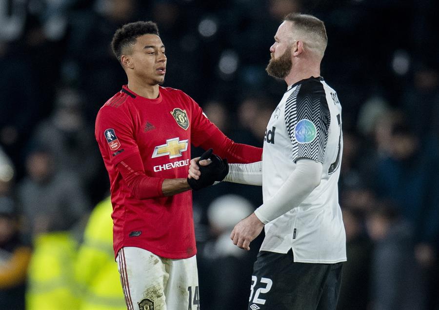 Lingard y Rooney se saludan al final del encuentro 