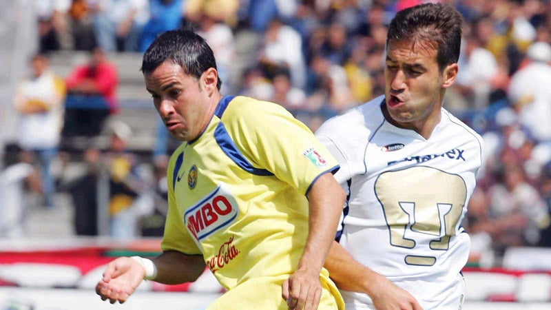 Beltrán y Padilla pelean un balón en un Clásico 