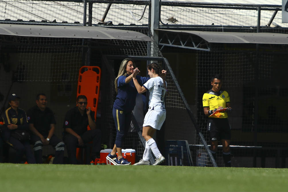 Deneva celebra su gol de la Jornada 3 con Dávila 