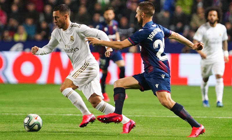 Hazard durante un duelo con el Real Madrid 