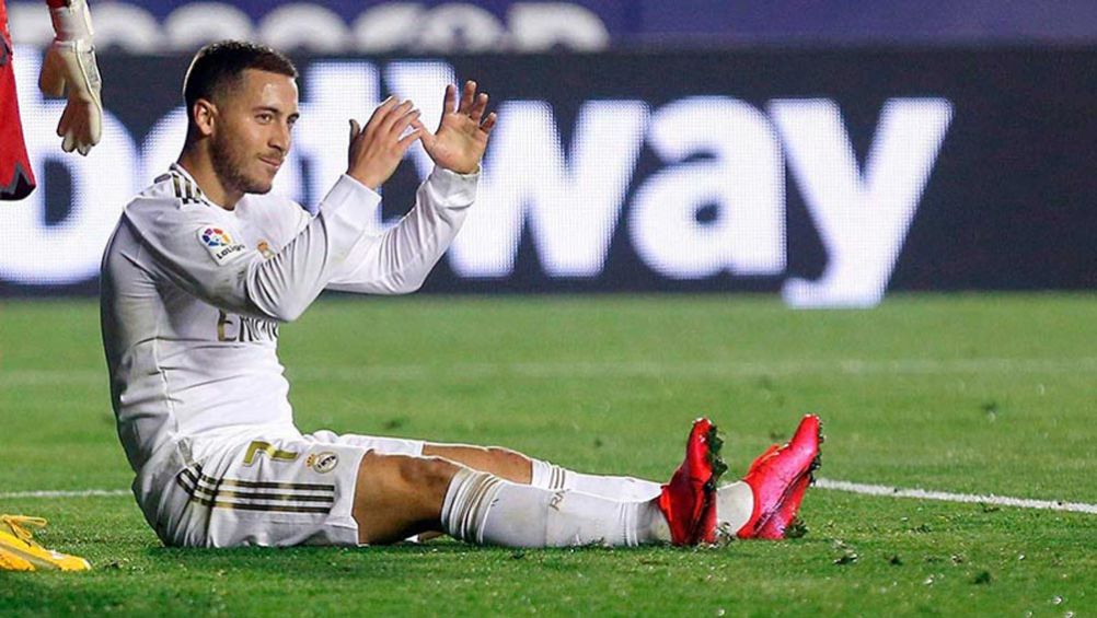 Eden Hazard durante un duelo con el Real Madrid