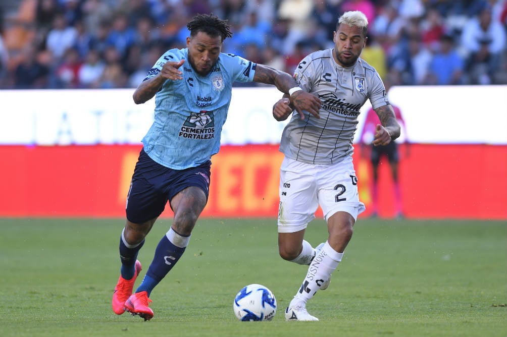 Colin Kazim Richards y Julián Velázquez, durante el juego de la jornada 8