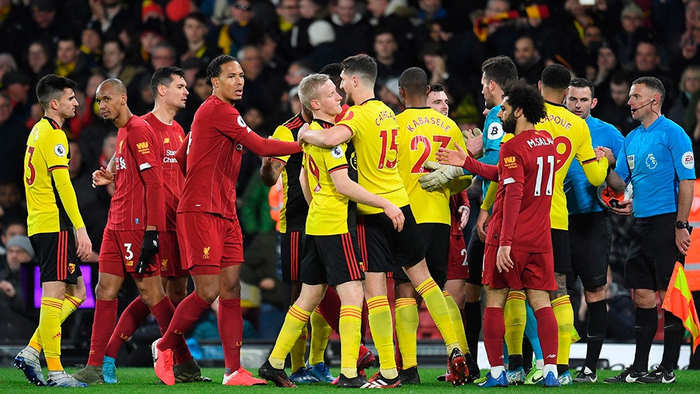 Jugadores de Liverpool y Watford en un partido