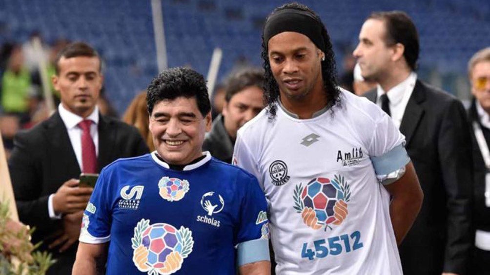 Diego Armando Maradona y Ronaldinho en un duelo benéfico