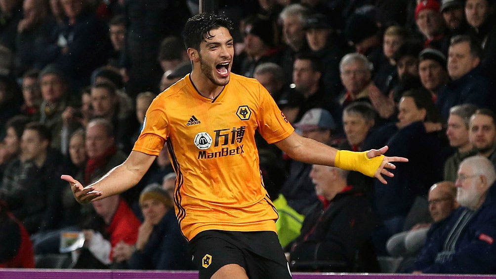 Raúl Jiménez descubrió el género de su bebé en el estadio de Wolves