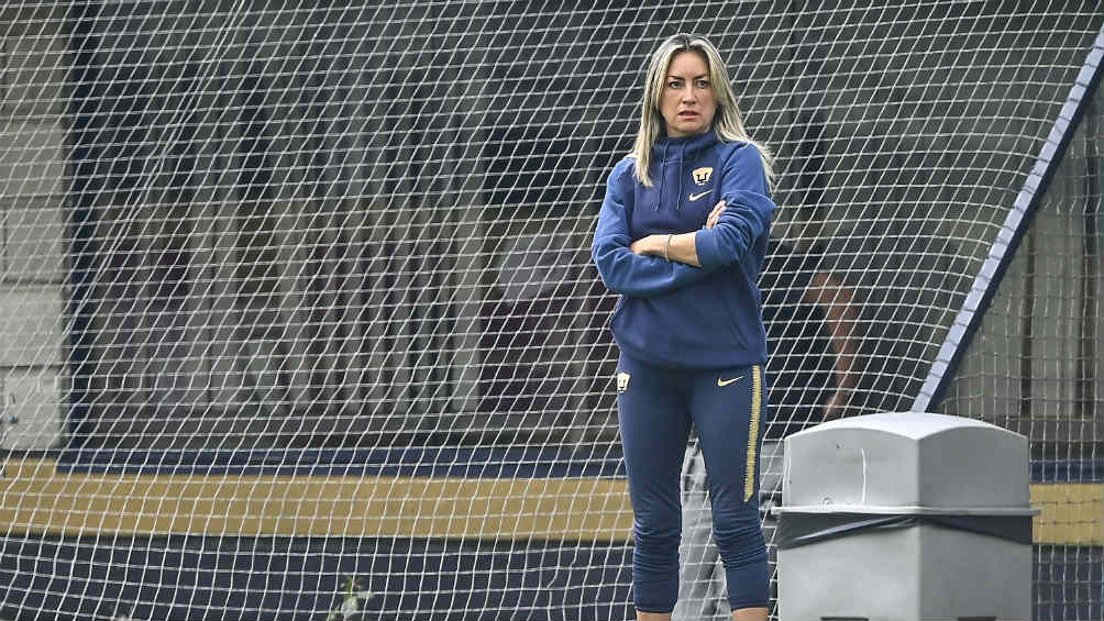 Dávila durante un juego de Pumas en Cantera