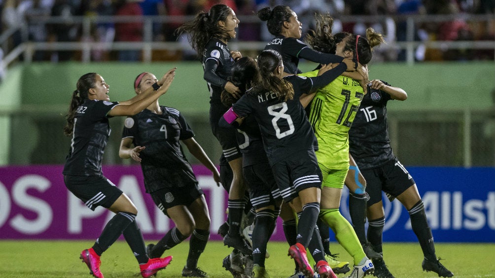 Jugadoras del Tri festejan una anotación contra Haití