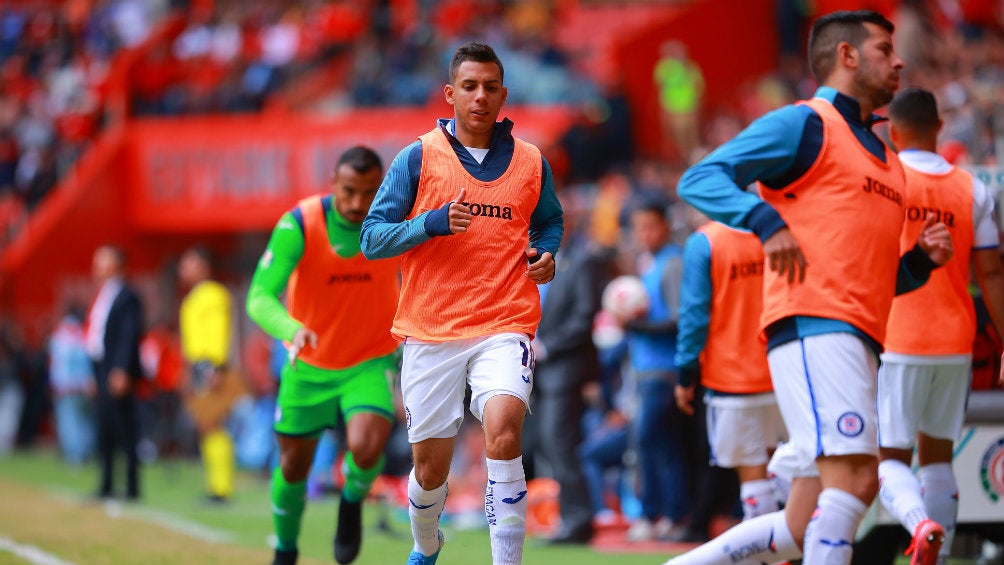 Alex Castro calentando durante un partido de Cruz Azul