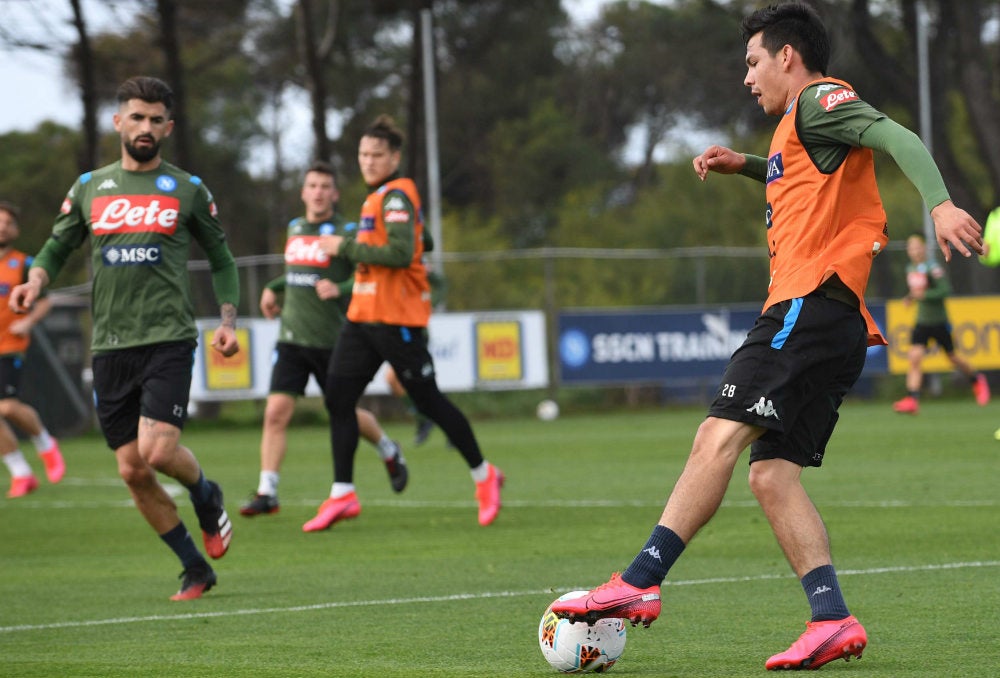 Hirving Lozano durante un entrenamiento del Napoli