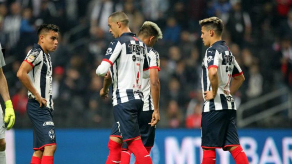 Jugadores de Rayados se lamentan tras empate