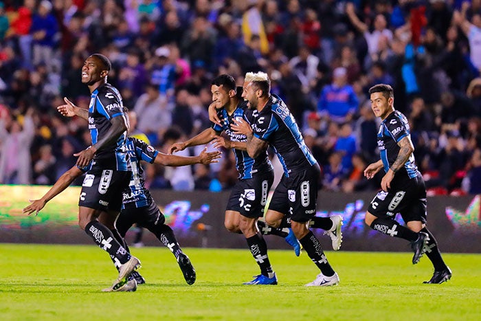 Jugadores de Gallos, en festejo de gol